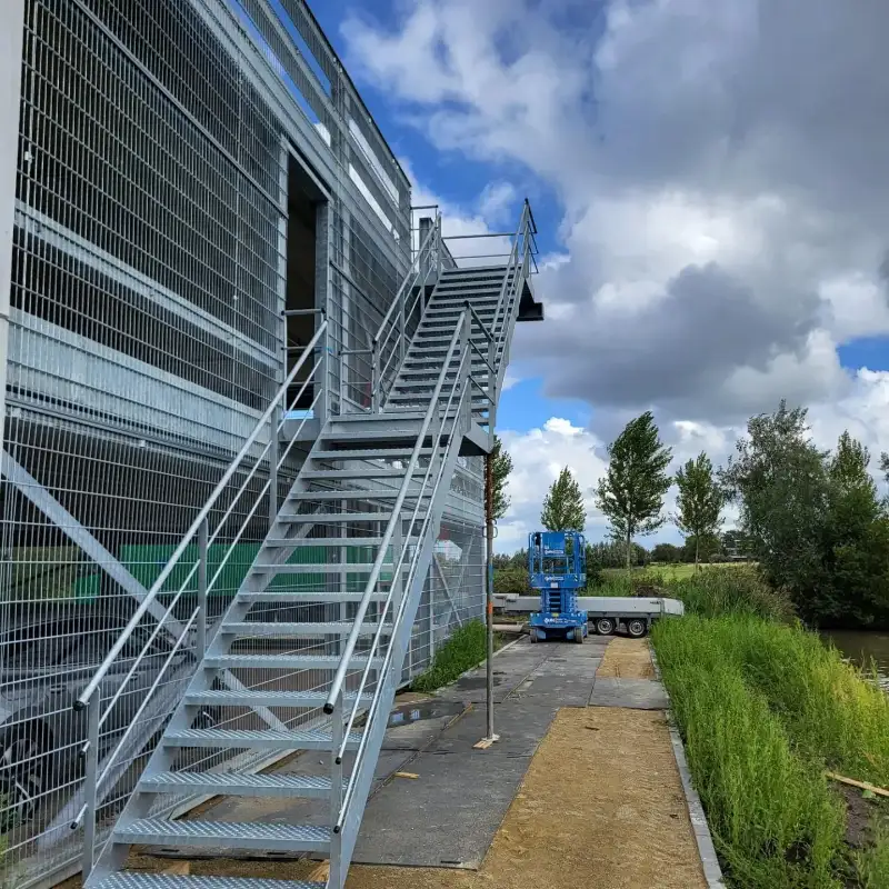 stalen vluchttrap hoofdkantoor Bever 01