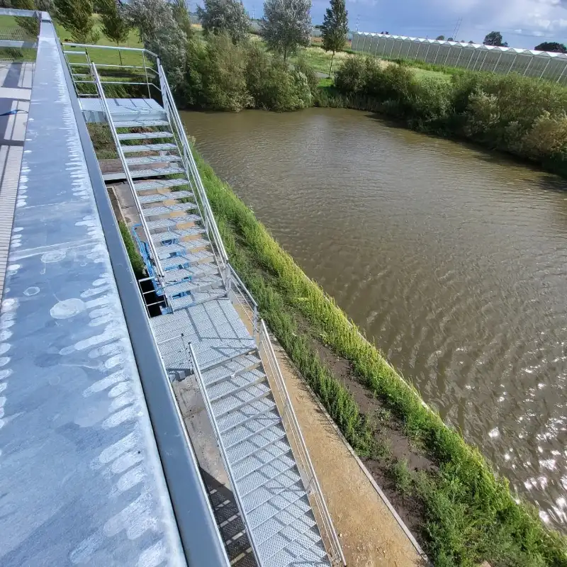 stalen vluchttrap hoofdkantoor Bever 02