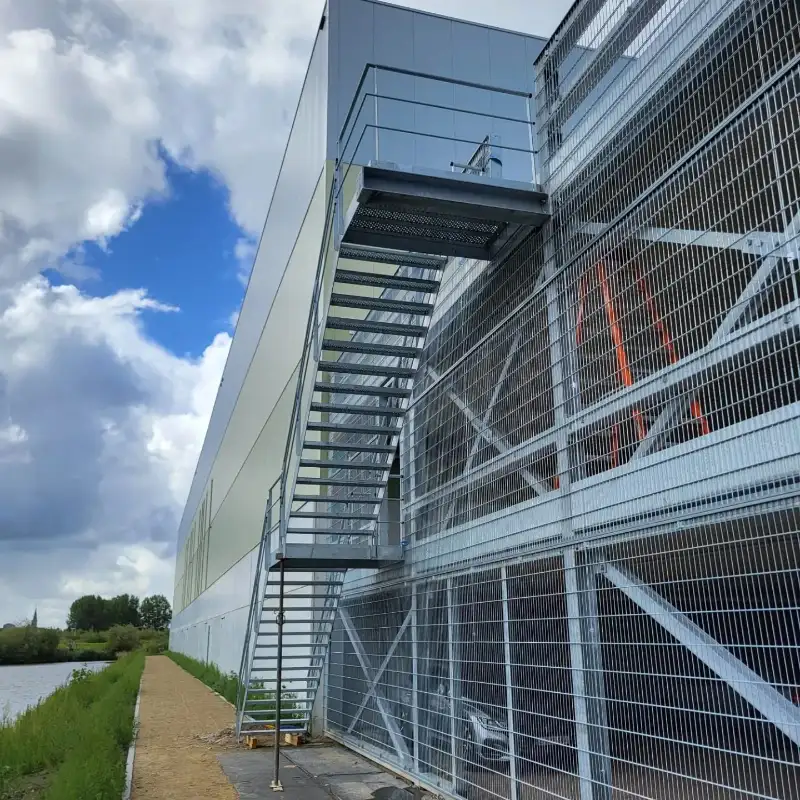 stalen vluchttrap hoofdkantoor Bever 03