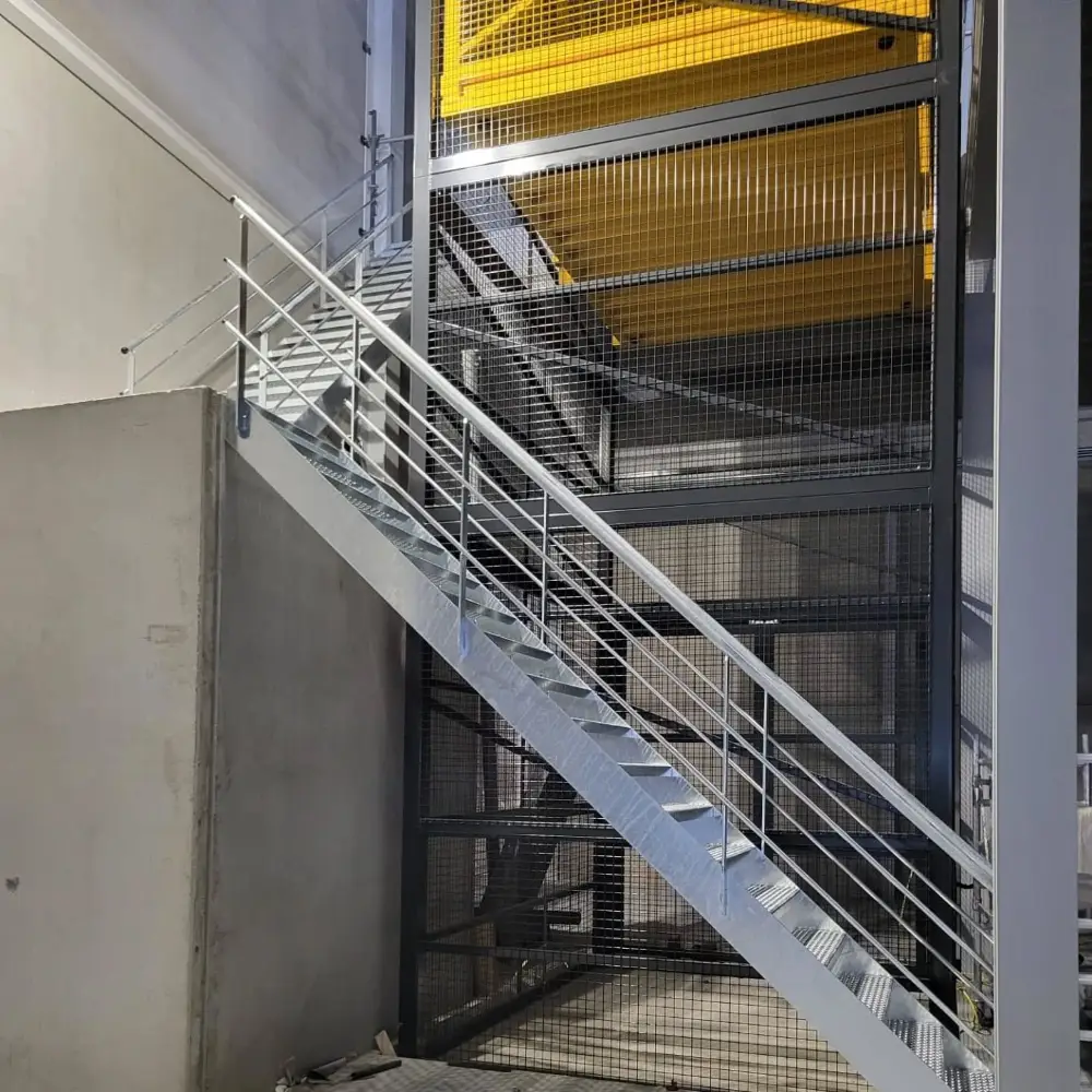 zwart gepoederlakte stalen muurleuning maastricht 01