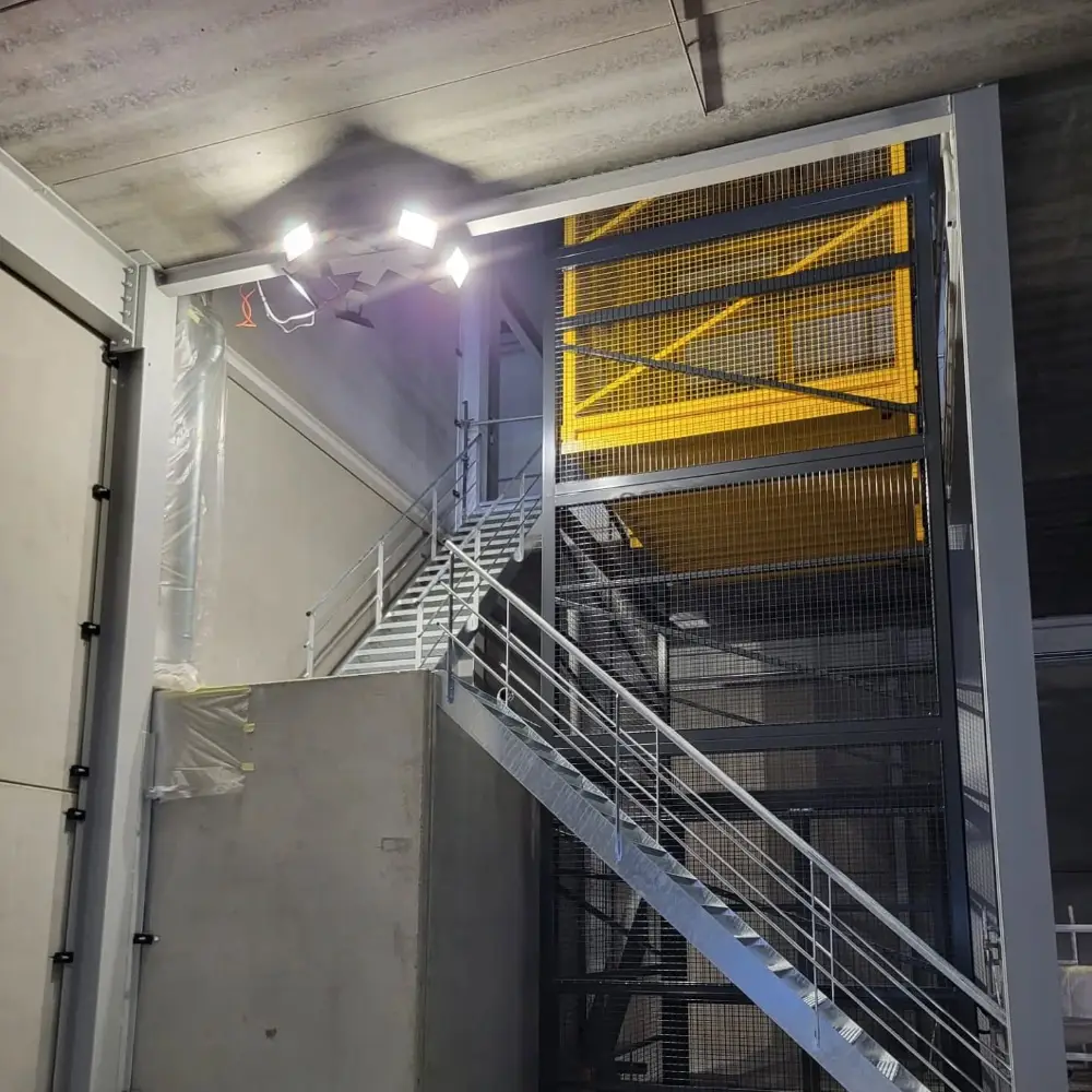 zwart gepoederlakte stalen muurleuning maastricht 01