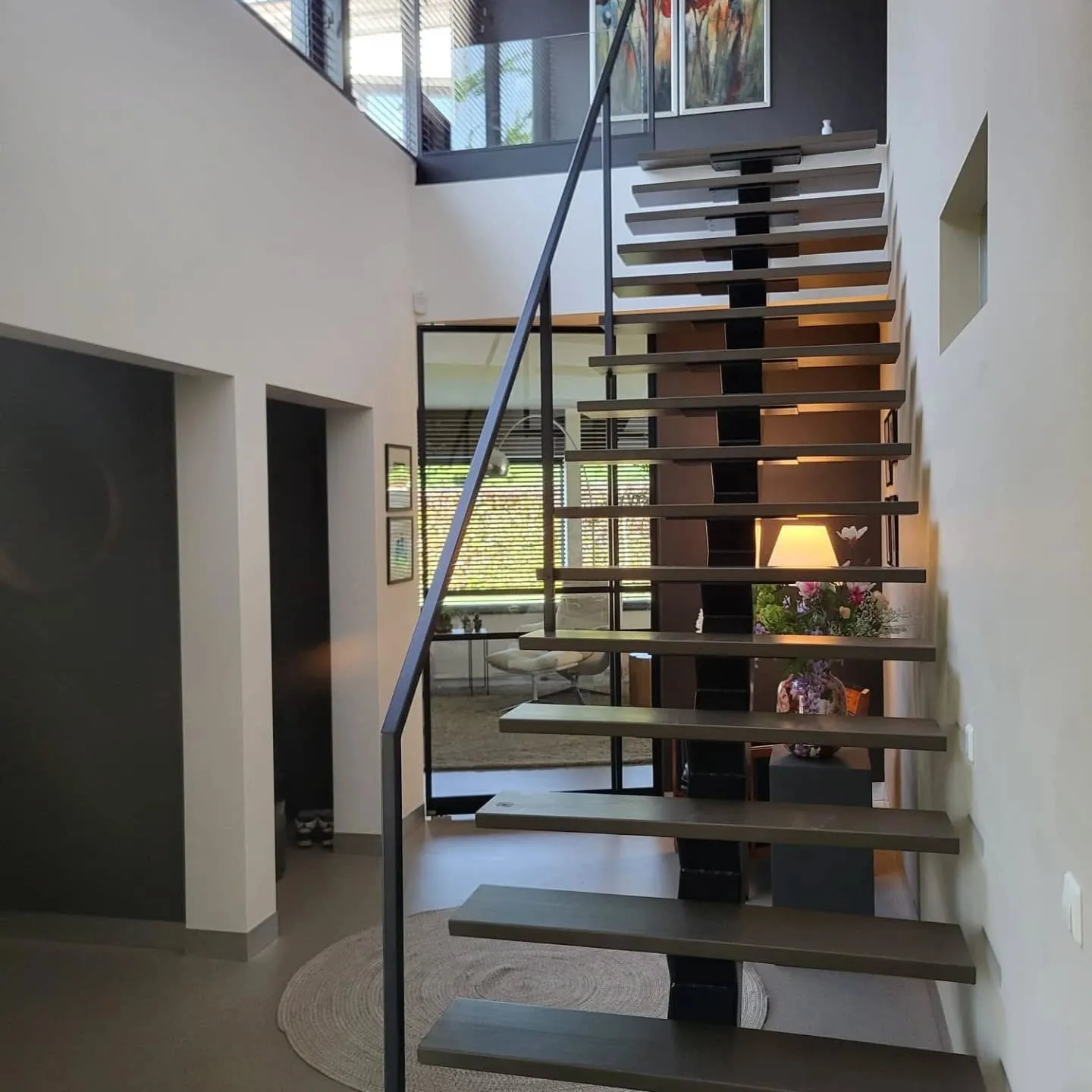 zwart gepoederlakte stalen muurleuning maastricht 01