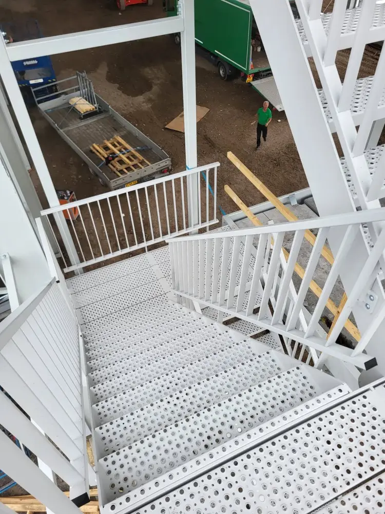 zwart gepoederlakte stalen muurleuning maastricht 01