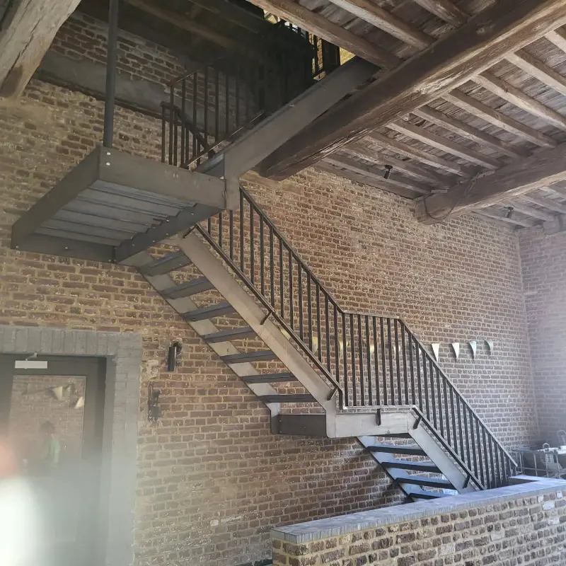 zwart gepoederlakte stalen muurleuning maastricht 01