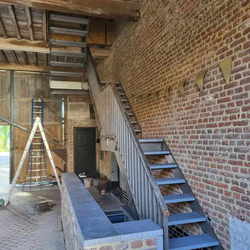 zwart gepoederlakte stalen muurleuning maastricht 01