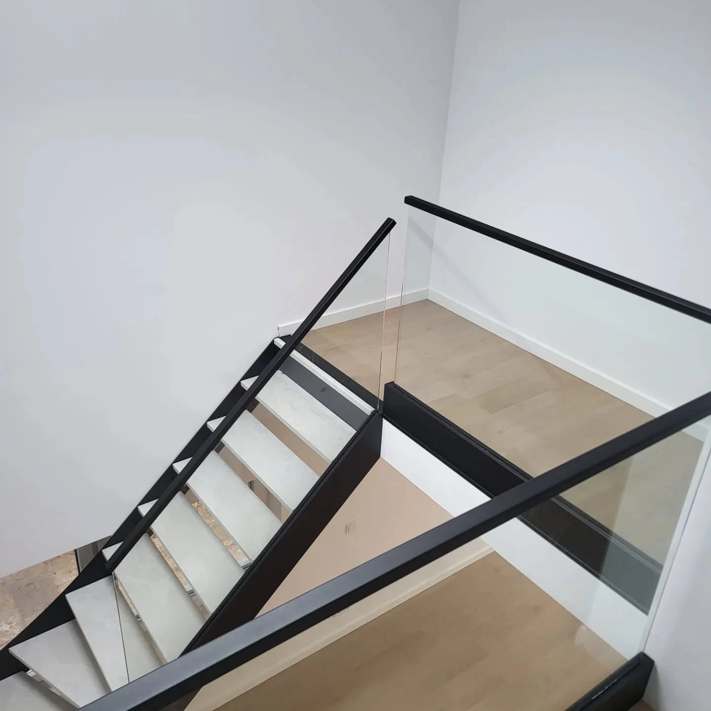 zwart stalen kwartslag trap met composiet traptreden en glasbalustrade 1