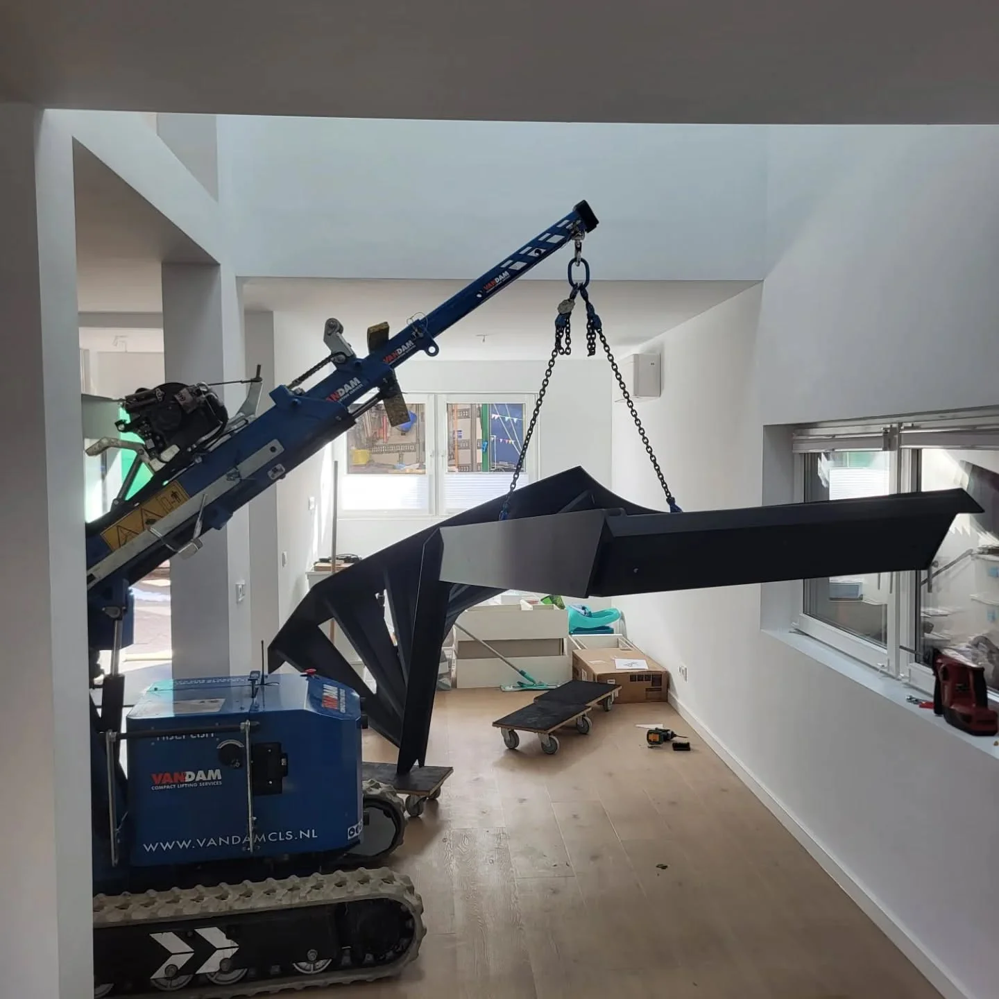 zwart stalen kwartslag trap met composiet traptreden en glasbalustrade 2
