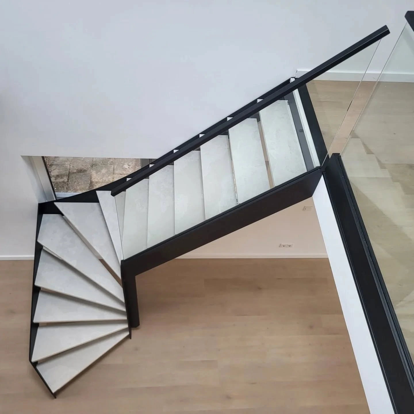 zwart stalen kwartslag trap met composiet traptreden en glasbalustrade 3