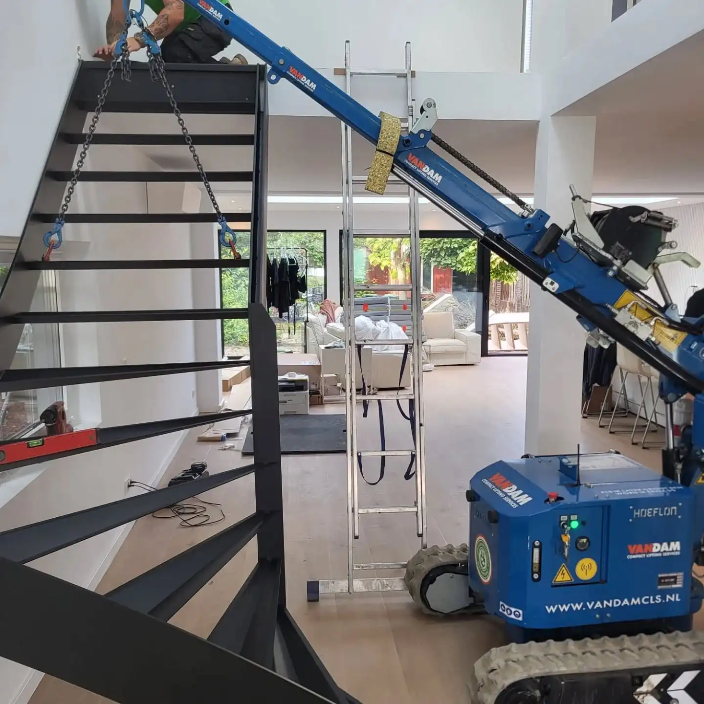 zwart stalen kwartslag trap met composiet traptreden en glasbalustrade 4
