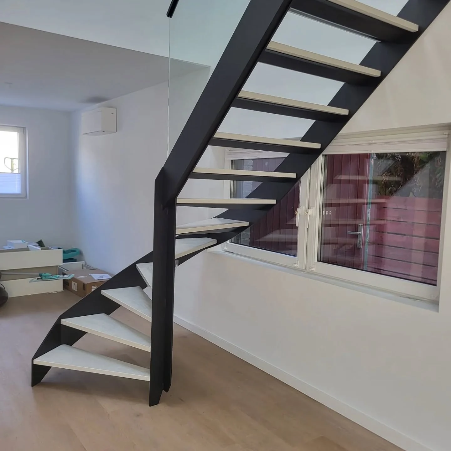 zwart stalen kwartslag trap met composiet traptreden en glasbalustrade 5