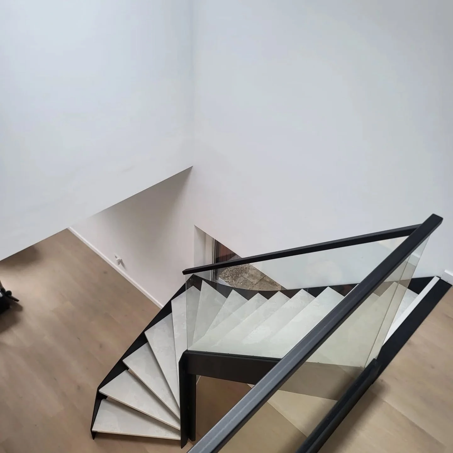 zwart stalen kwartslag trap met composiet traptreden en glasbalustrade 6
