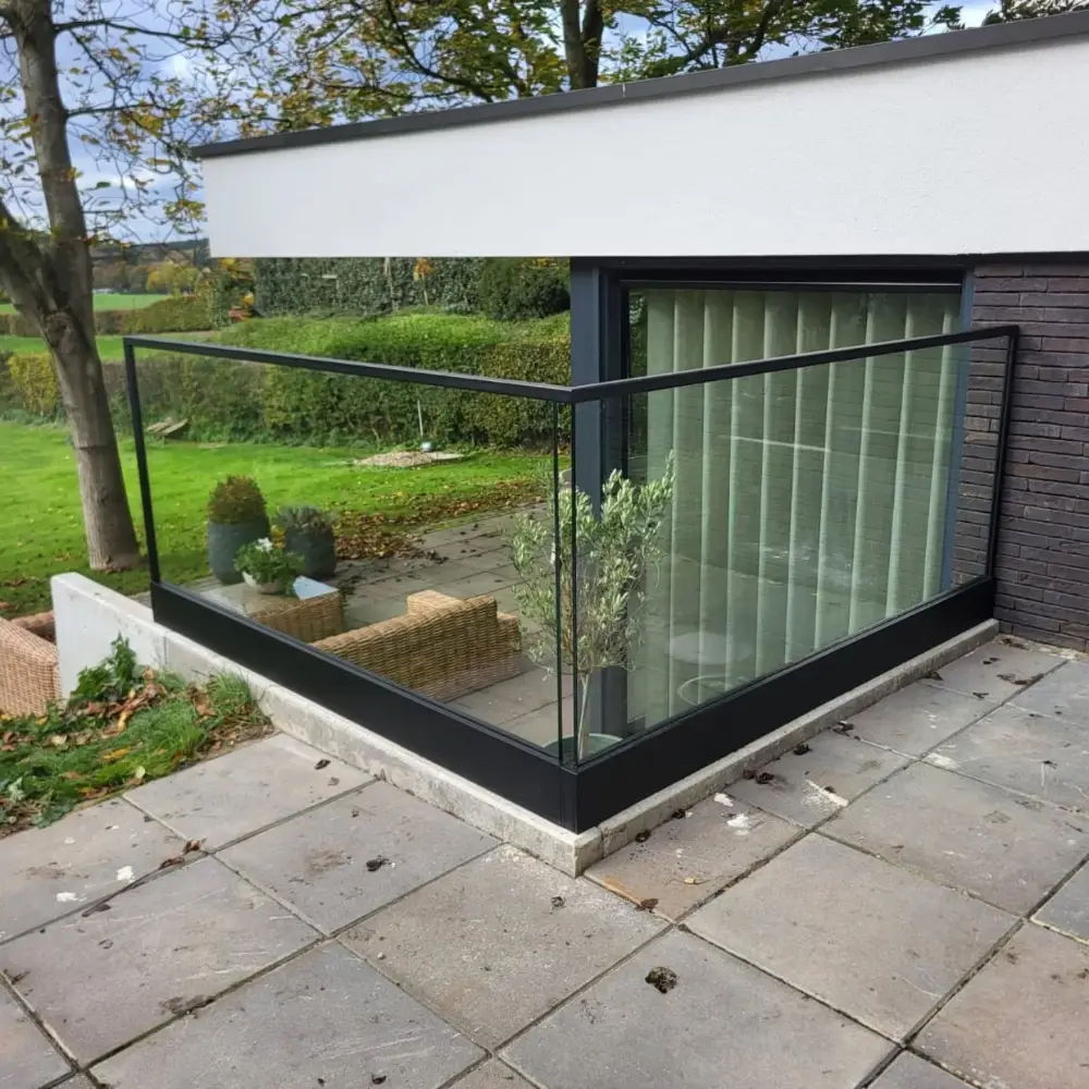 glasbalustrade van staal in split level tuin in woning in Klimmen 1