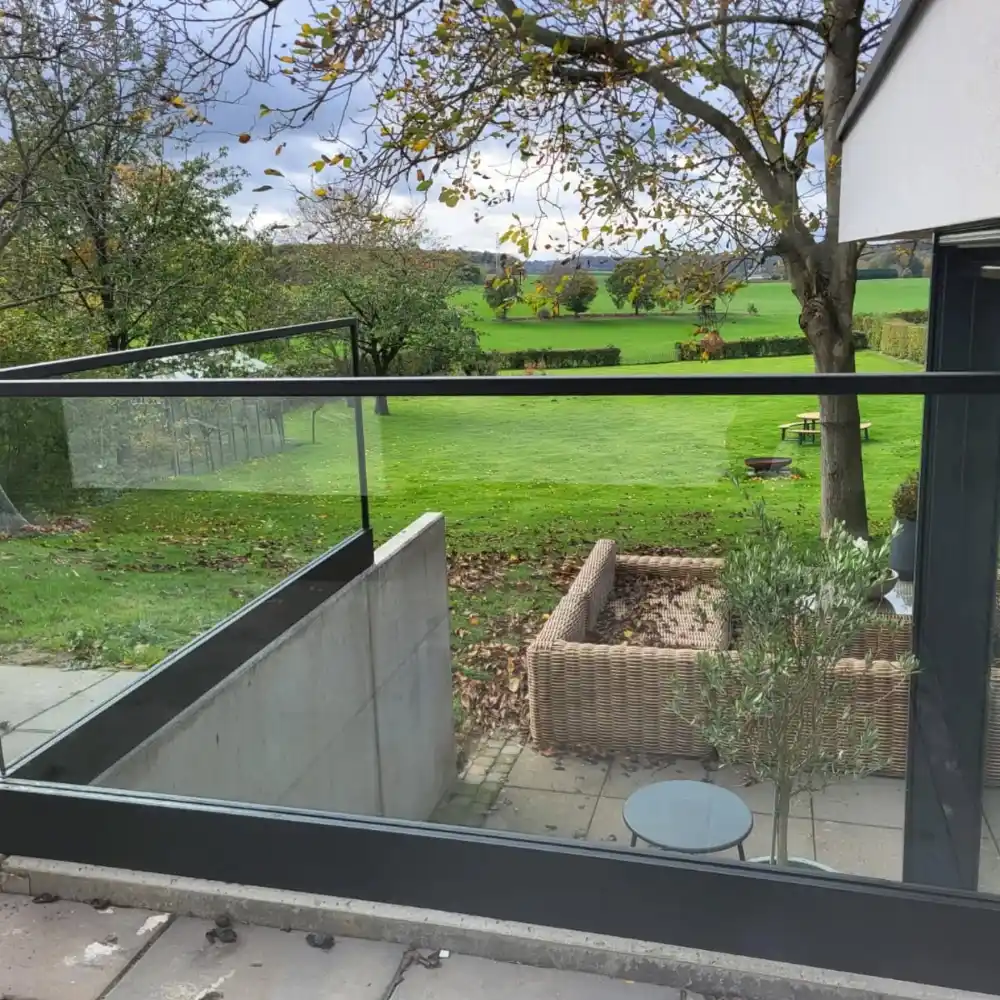 glasbalustrade van staal in split level tuin in woning in Klimmen 2