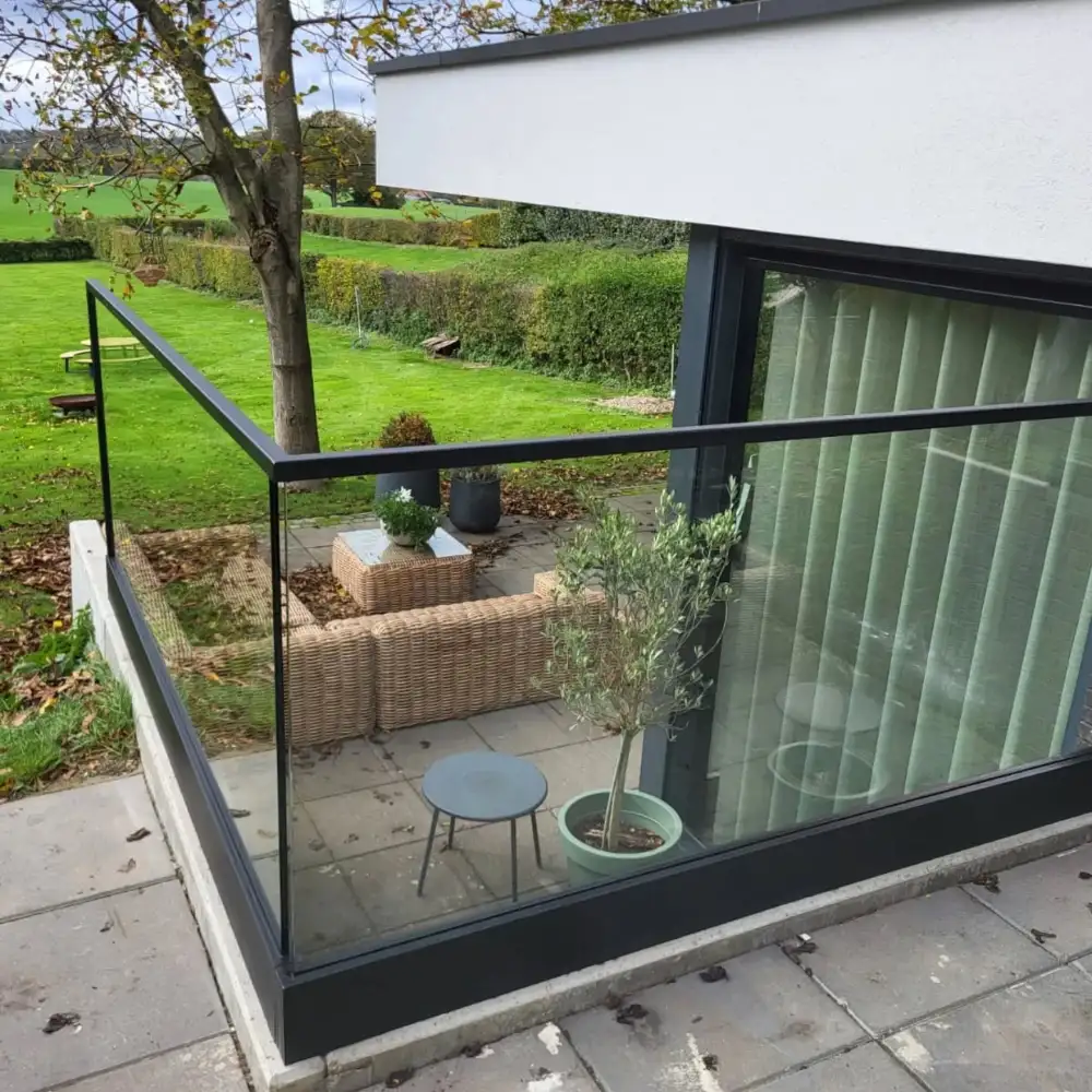 glasbalustrade van staal in split level tuin in woning in Klimmen 3