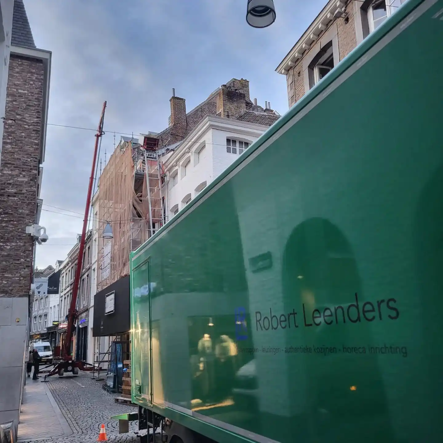 zwart gepoederlakte stalen muurleuning maastricht 01