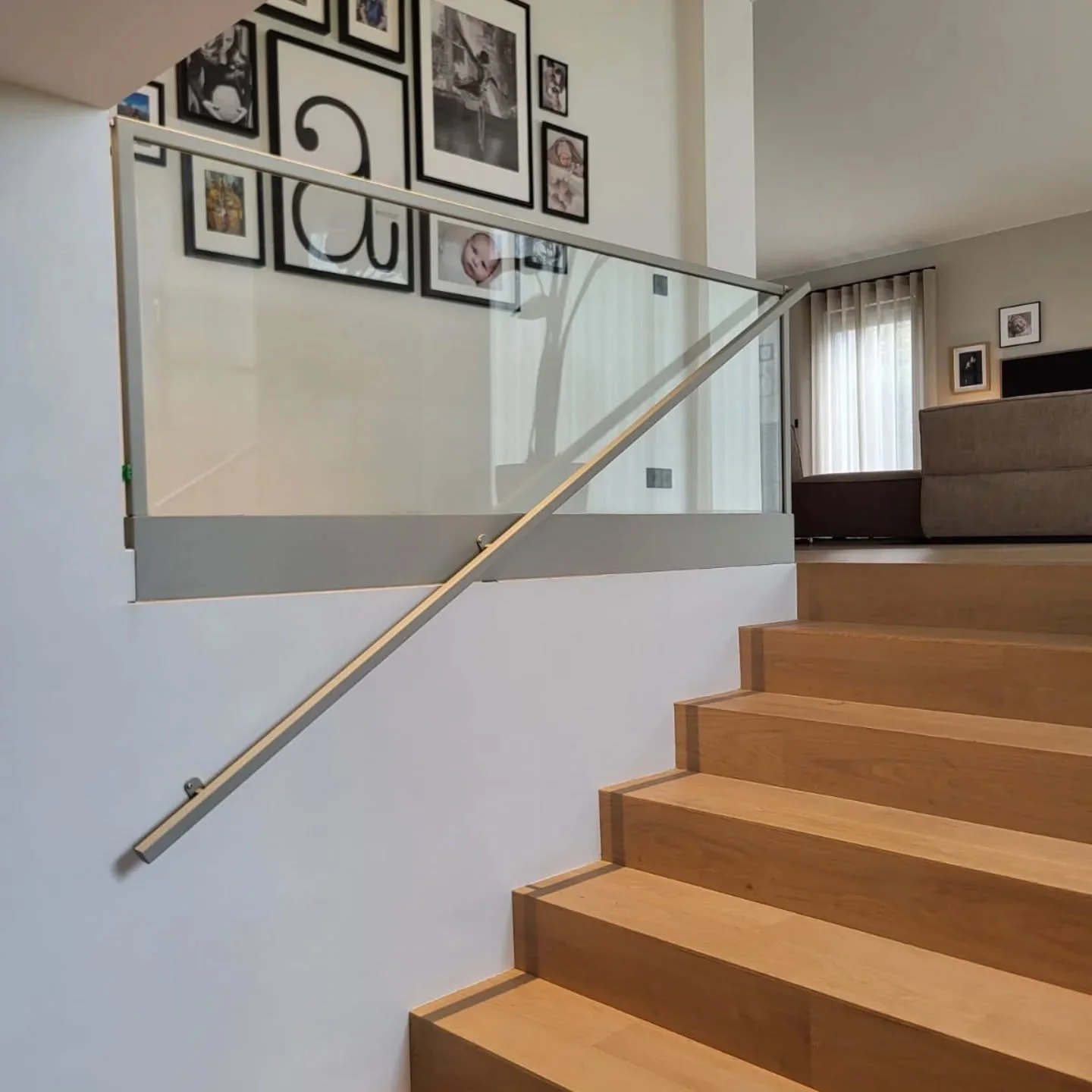 zwart gepoederlakte stalen muurleuning maastricht 01