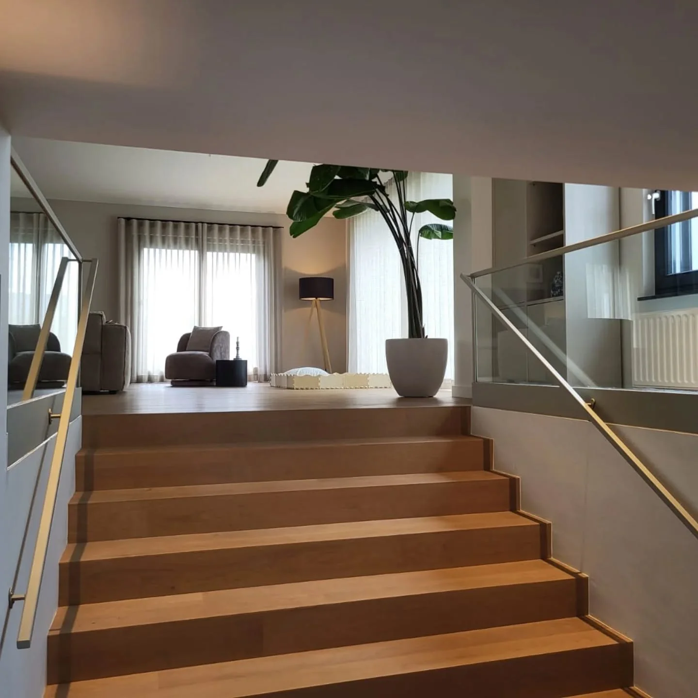 zwart gepoederlakte stalen muurleuning maastricht 01