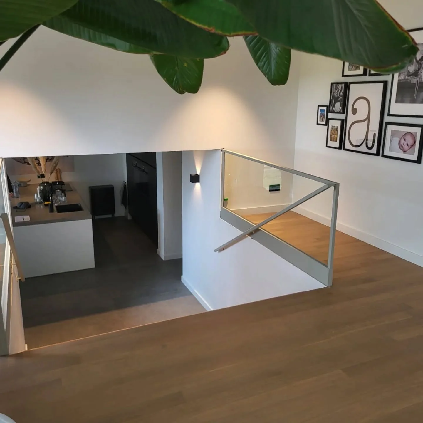 zwart gepoederlakte stalen muurleuning maastricht 01