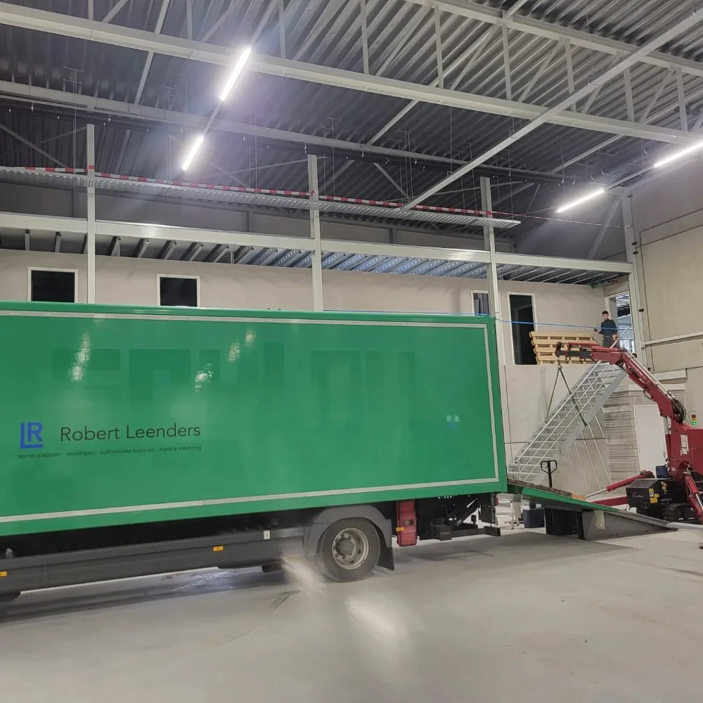 zwart gepoederlakte stalen muurleuning maastricht 01