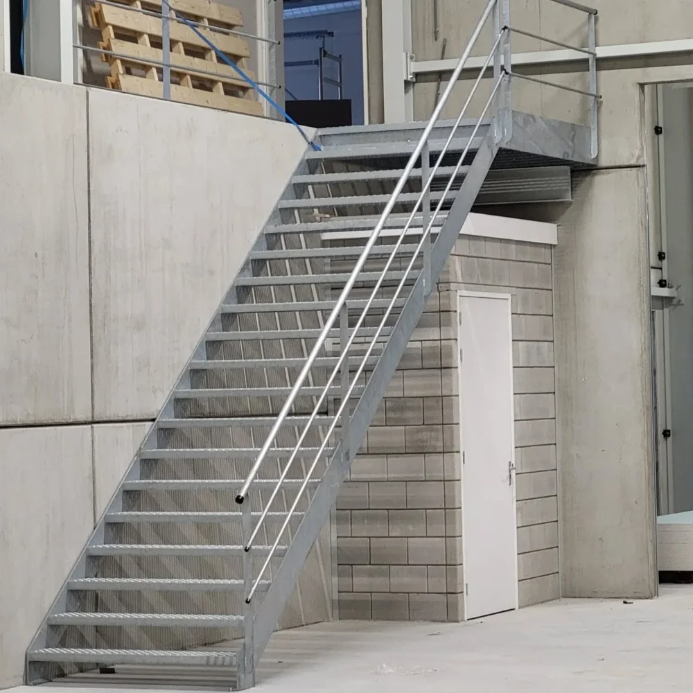 zwart gepoederlakte stalen muurleuning maastricht 01