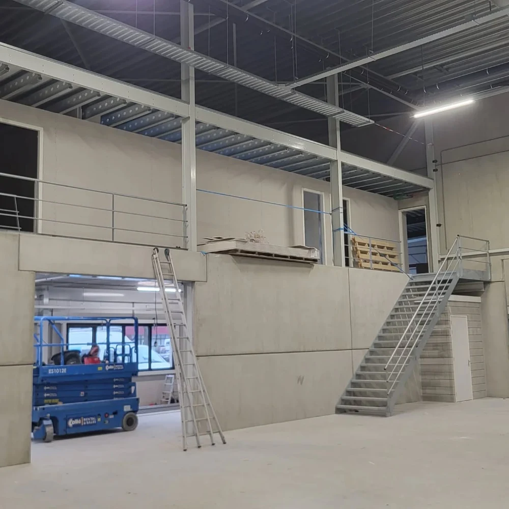 zwart gepoederlakte stalen muurleuning maastricht 01