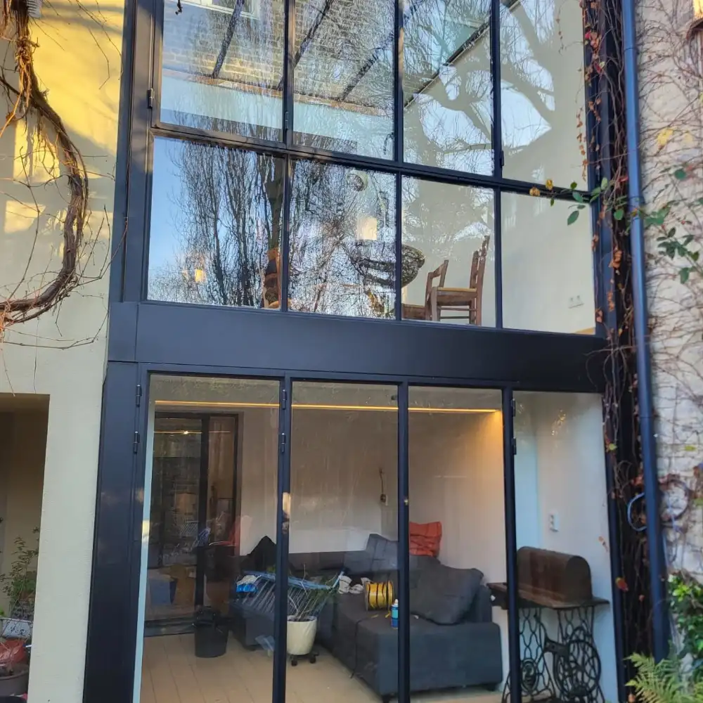 zwart gepoederlakte stalen muurleuning maastricht 01