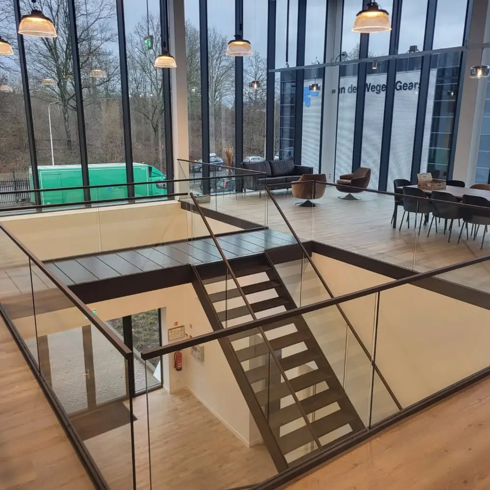 zwart gepoederlakte stalen muurleuning maastricht 01