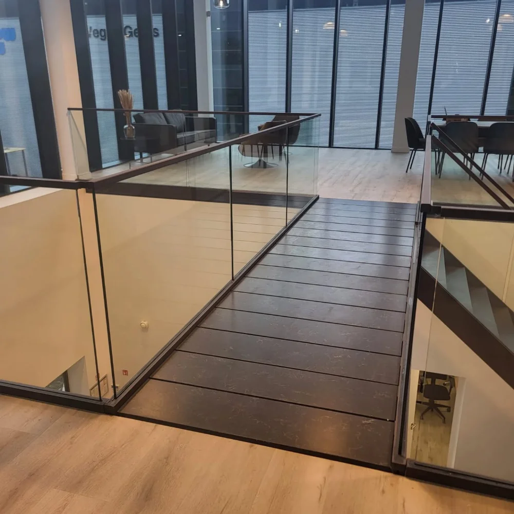 zwart gepoederlakte stalen muurleuning maastricht 01