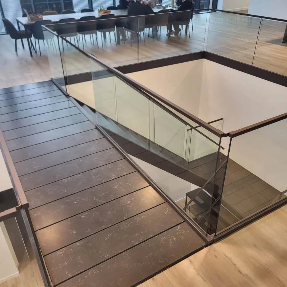 zwart gepoederlakte stalen muurleuning maastricht 01