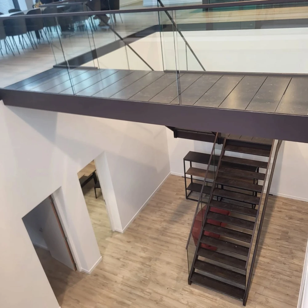 zwart gepoederlakte stalen muurleuning maastricht 01