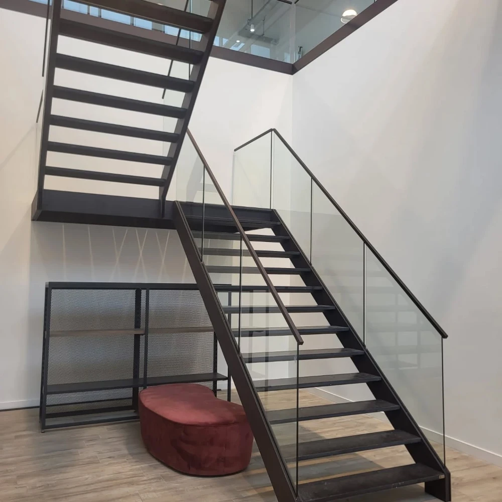 zwart gepoederlakte stalen muurleuning maastricht 01