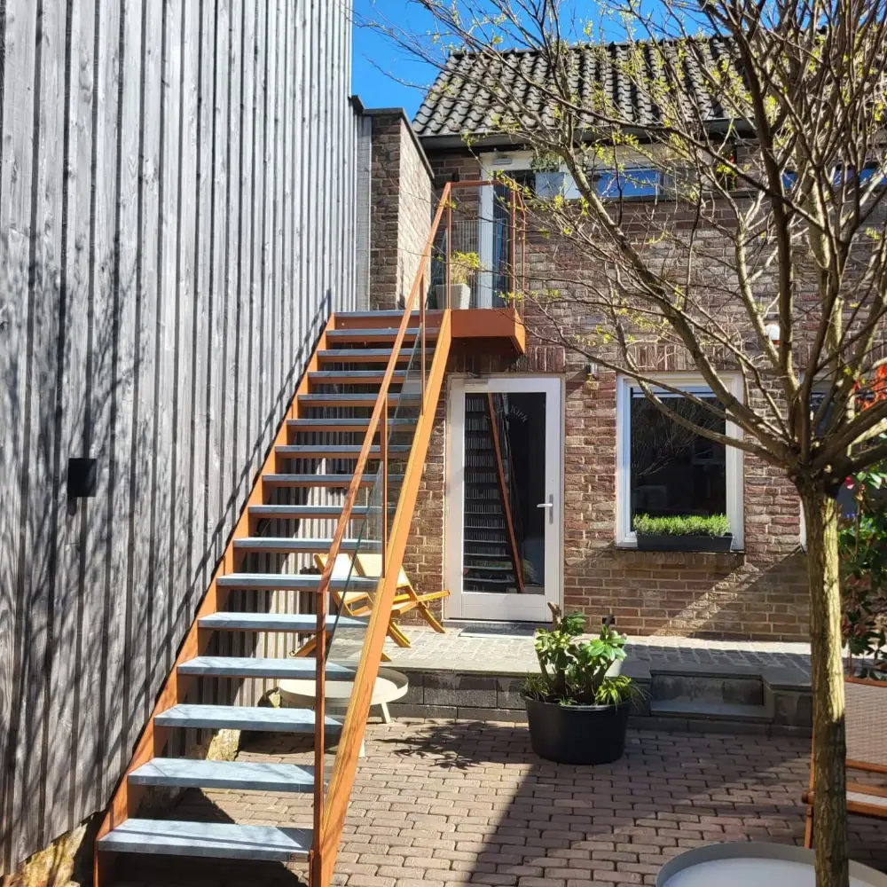 stoere stalen trap blauwsteen treden glasbalustrade Vijlen 3